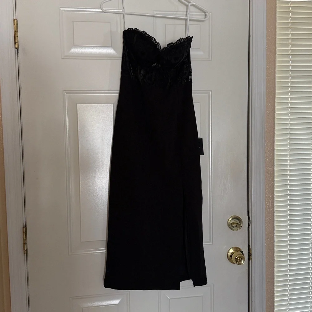 Elegant Black Lace Strapless Dress - Picture 3 of 4